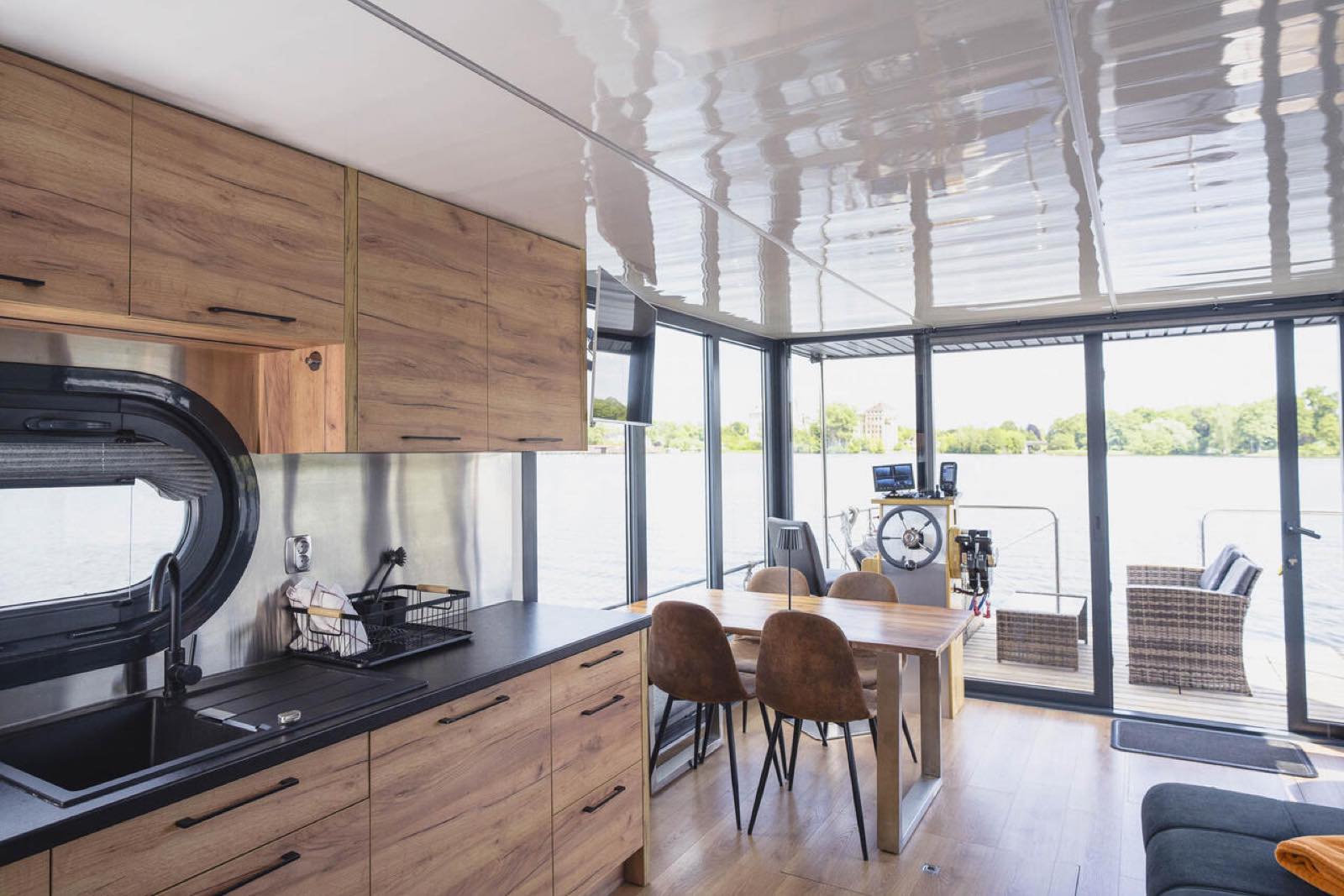 Hausboot Nizza – an Bord