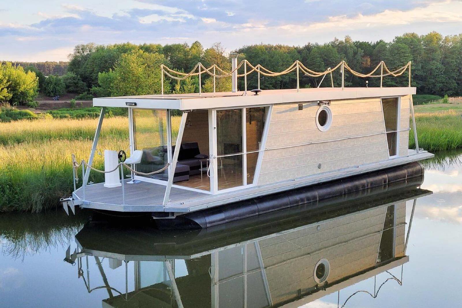 Hausboot SennoLutz – Außenansicht