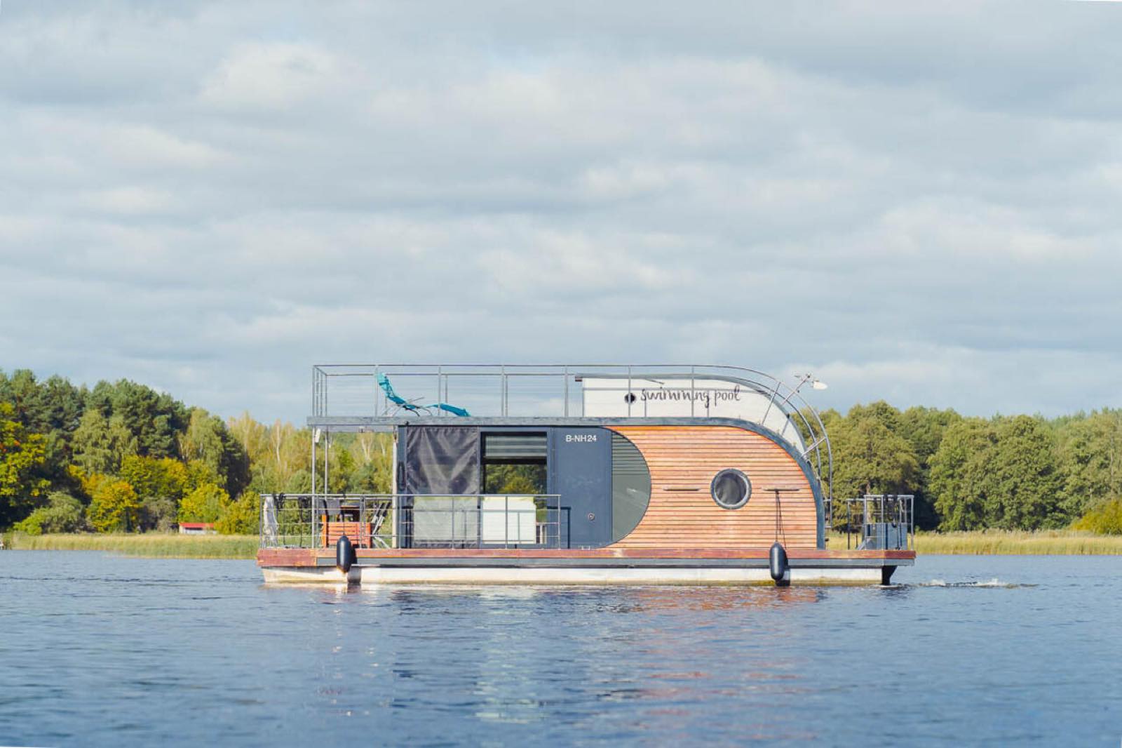 Hausboot Swimmingpool – Außenansicht