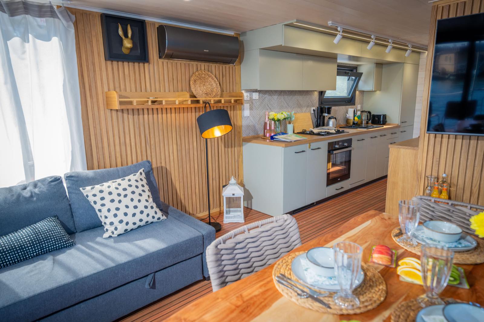 Hausboot Aquila – an Bord