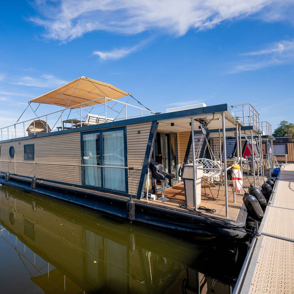Hausboot am Steg