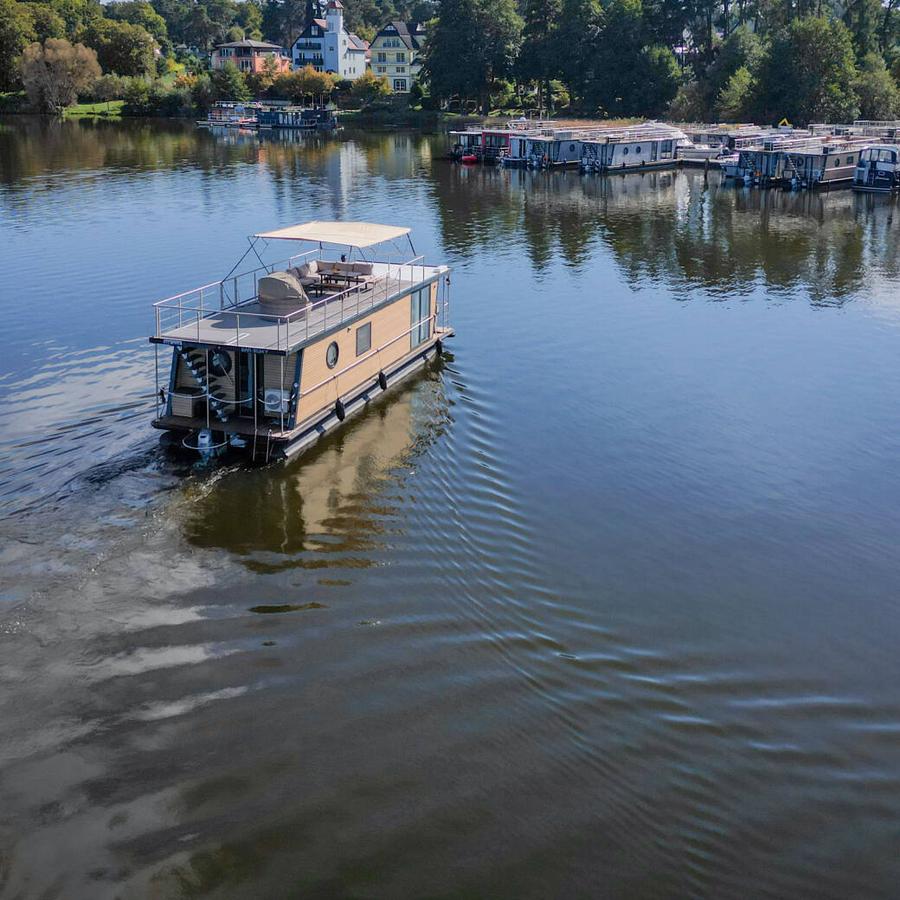Marina Röblinsee mit Stegen und Hausbooten